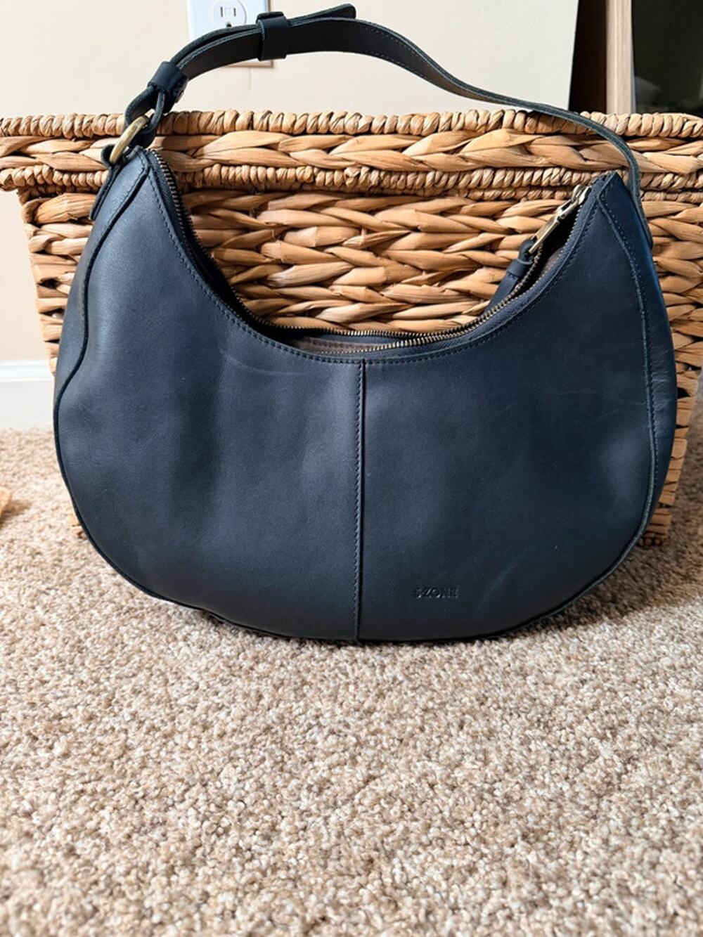 S-Zone how high leather black crescent bag medium EUC